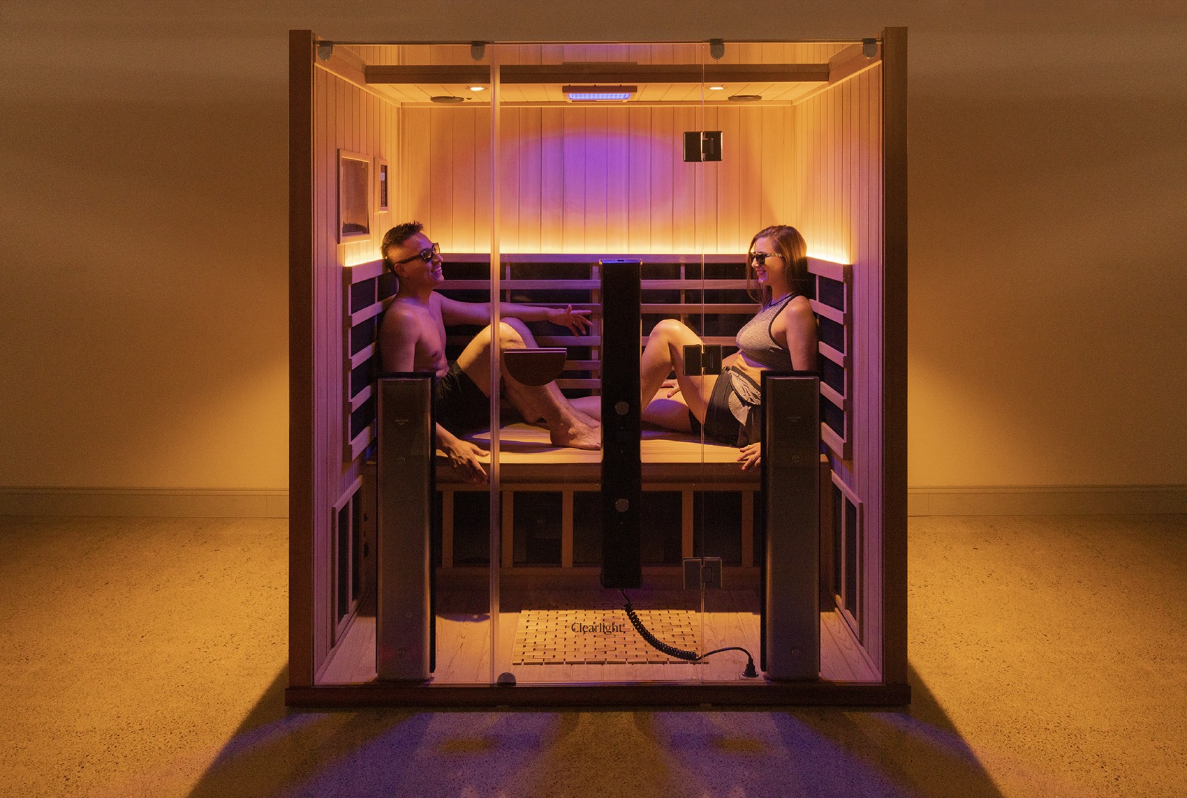 Cabina de sauna infrarroja con luz cálida